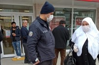 Yaşlı Kadının Yardımına Polisler Koştu