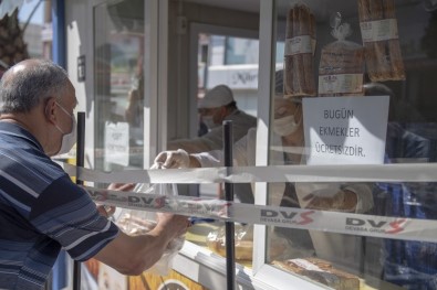 Gizli Hayırsever Parasını Ödedi, 5 Bin Ekmek Vatandaşa Bedava Dağıtıldı