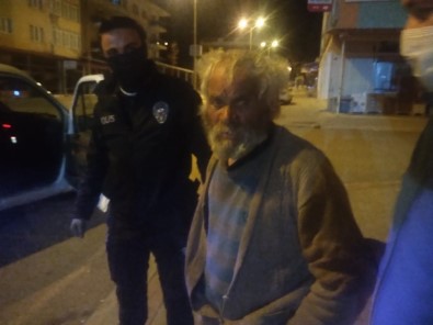 Yaşlı Adamı Polis Ekipleri Evine Götürdü