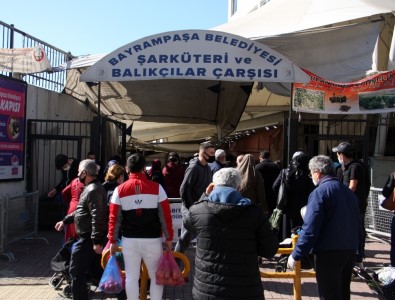 Bayrampaşa'daki Semt Pazarında Sosyal Mesafeye Uyulmaması Pes Dedirtti