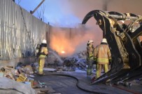 Bayrampaşa'daki Kağıt Geri Dönüşüm Deposunda Çıkan Yangın Korkuttu