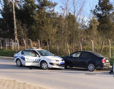 Çaldığı Araçla Kaçarken Önünü Kesen Polis Aracına Çarptı