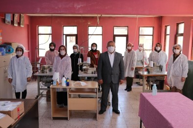 Ormanlı Belediyesi Maske Üretip Halka Dağıtıyor