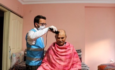İmam, Cemaatin Tıraş İsteğini Yerine Getirdi