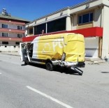 Sakarya'da Boş Yolda 2 PTT Aracının Çarpıştığı Kaza Şaşırttı
