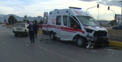 Isparta'da Ambulans İle Otomobil Çarpıştı Açıklaması 1'İ Ağır 2 Yaralı