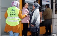 SAĞLIK OCAĞI - Akdeniz Belediyesi Vatandaşlara Dezenfektan Dağıttı