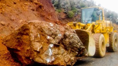 Dağdan Kopan Dev Kaya Parçası Köy Yolunu Ulaşıma Kapattı