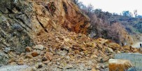 İŞ MAKİNESİ - Dev Kaya Parçası Köy Yolunu Ulaşıma Kapattı