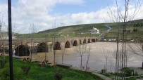 YAĞAN - Dicle Nehri Kıyısında Bulunan Kafeler Sular Altında Kaldı