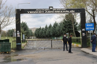 Diyarbakır'da Vatandaşlar Mezarlıkların Kapısından Döndü