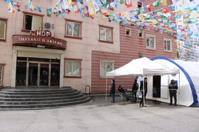 HDP Önündeki Ailelerin Evlat Nöbeti 213'Üncü Gününde