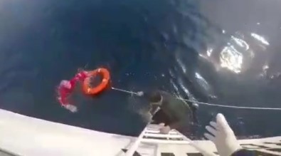 Kuşadası Körfezi'nde Tekne Battı, İçindeki İki Kişi Kurtarıldı