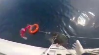 BOĞULMA TEHLİKESİ - Kuşadası Körfezi'nde Tekne Battı, İçindeki İki Kişi Kurtarıldı