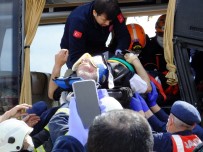 KAMYON ŞOFÖRÜ - Midibüs İle Kamyon Çarpıştı, Sıkışan Sürücüyü İtfaiye Kurtardı