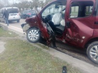 TİCARİ ARAÇ - Otomobil İle Hafif Ticari Araç Çarpıştı Açıklaması 3 Yaralı
