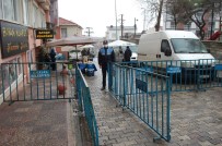 ALıŞVERIŞ - Pazar Yerine Giriş Çıkışlar Kapatıldı, Az Sayıda Kişi Girebiliyor