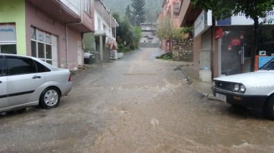 Şiddetli Sağanak Kozan'da Hayatı Felç Etti