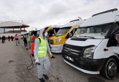 Van'da Minibüs Ve Taksiler Dezenfekte Edildi