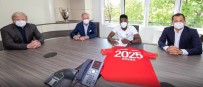 Bayern Münih, Alphonso Davies'in Sözleşmesini Uzattı