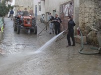 Köylüler Kaplıca Suyuyla Sokakları Yıkıyorlar