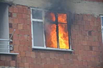 Mutfak Tüpü Patladı, Aileyi Komşuları Kurtardı