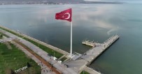 Bölgenin En Büyük Türk Bayrağı Tatvan'da Dalgalanmaya Başlandı