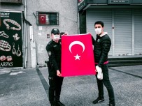 İstanbul'da Vatandaşa 100 Bin Bayrak Dağıtıldı