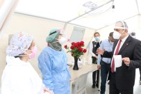 Mersin'de Sağlık Çalışanlarına 5 Bin Gül