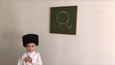5 Yaşındaki Abrek Dünya Çocuklarına 10 Dilde 'Merhaba' Dedi