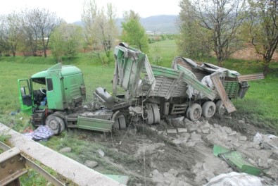 Çimento Yüklü Tır Devrildi, Sürücü Yaralandı