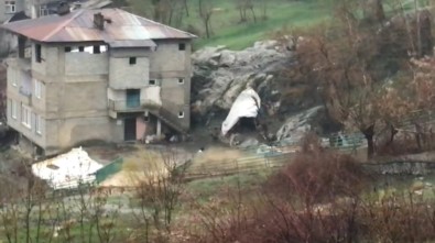 Hakkari'de Yağmur Yağışıyla Dere Taştı