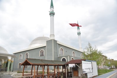 Kartepe'de Minareler Ay Yıldızla Donatıldı