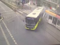 Tramvayın İETT Otobüsüne Çarptı Kaza Kamerada