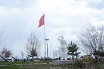 150 Metrekarelik Türk Bayrağı Tatvan'da Göndere Çekildi