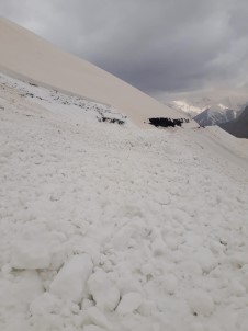 Bahçesaray Yoluna Çığ Düştü