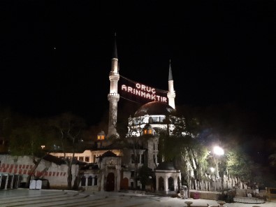 Çamlıca Camii'nde Korona Virüsü Nedeniyle İlk Teravih Namazı Kılınmadı