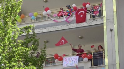 Çocuklar Bayramı Balkonlardan Kutladı