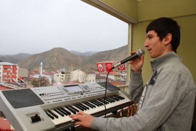 Evinin Balkonundan 23 Nisan Programı Yaptı