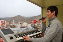 Evinin Balkonundan 23 Nisan Programı Yaptı