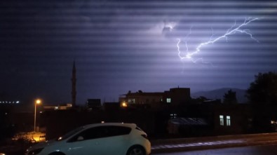 Gercüş'te Şimşekler Geceyi Aydınlattı