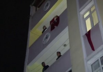 İstanbul'da 7'Den 70'E Herkes Balkon Ve Camlardan İstiklal Marşı Okudu