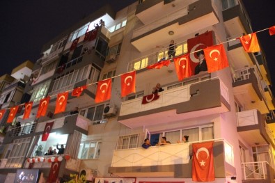 İzmirliler İstiklal Marşı'nı Hep Bir Ağızdan Balkonlarda Okudu