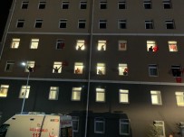 Karantinadaki 75 Kişi Yurdun Pencerelerinden İstiklal Marşı'nı Okudu