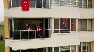Kayseri'de Balkonlarda 23 Nisan Coşkusu