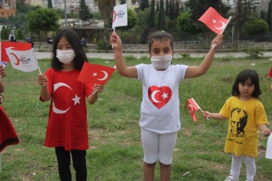 Kızılay'dan 100 Çocuğa Çiçek Ve Oyuncak