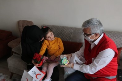 Kızılay'dan Şehit Çocuğuna Anlamlı Ziyaret