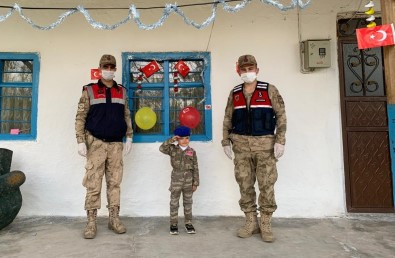 Küçük Muhammet 23 Nisan'ı Askeri Üniformasıyla Kutladı