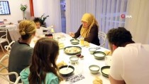 Almanya'da Müslümanlar Ramazan Ayının İlk İftarını Evlerinde Açtı