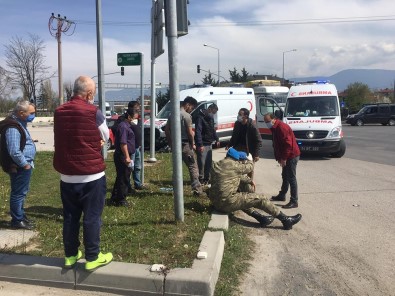 Askeri Ambulans Otomobille Çarpıştı Açıklaması 5 Yaralı